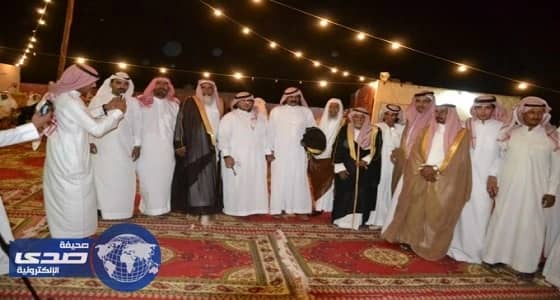 بالصور.. قبيلة النوافعة تكرم شابا تبرع بكليته لفتاة لا يعرفها في حفل بينبع