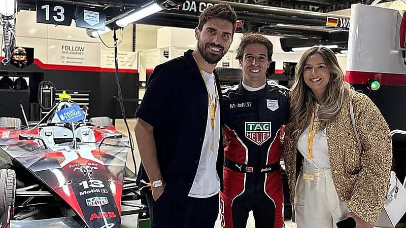 روبن نيفيز برفقة زوجته في فورمولا إي الدرعية .. صورة