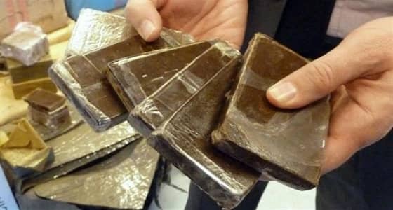 جمرك الوديعة يكشف محاولة تهريب 4 كم من الحشيش مخبأة بـ " الملابس الداخلية "