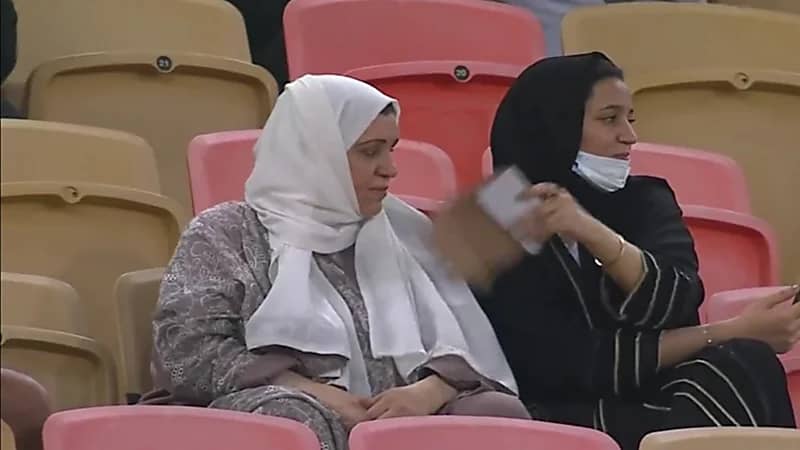 فيديو مؤثر لفتاة تُهوِّي على أمها بورقة داخل المدرجات لتهون عليها حرارة الجو