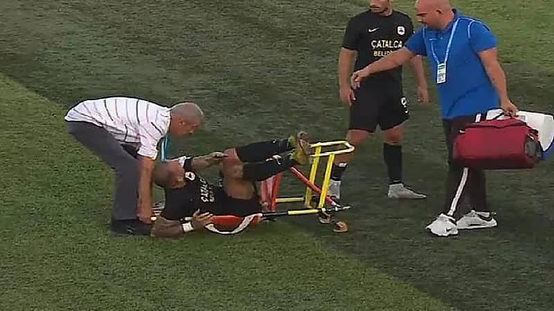 شاهد .. مسعف يسقط لاعباً من على النقالة