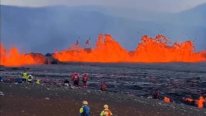 فيديو "مذهل" للحظة ثوران بركان في آيسلندا