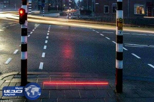هولندا تساعد مدمني الهواتف الذكية بإشارات مرورية على الأرصفة