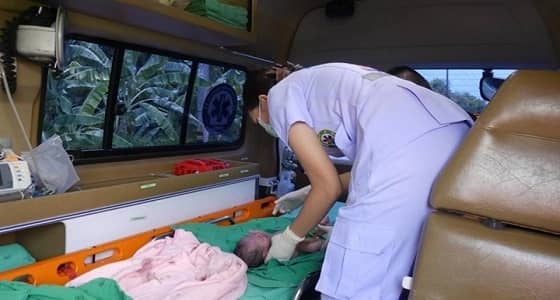 بالصور.. انتشال طفلة حديثة الولادة من مقلب نفايات