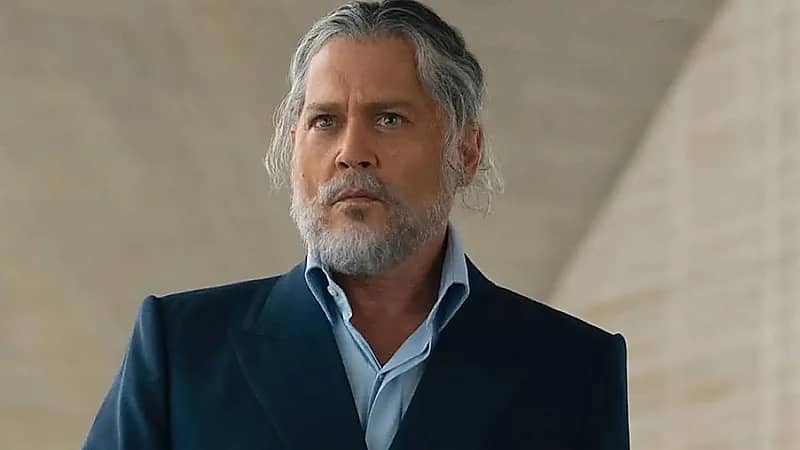 جوني ديب يخطف الأنظار بعيون زرقاء وشعر أبيض