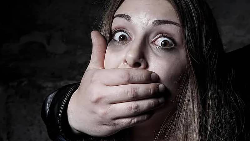 لبناني يستدرج فتيات ويعتدي عليهن جنسيا