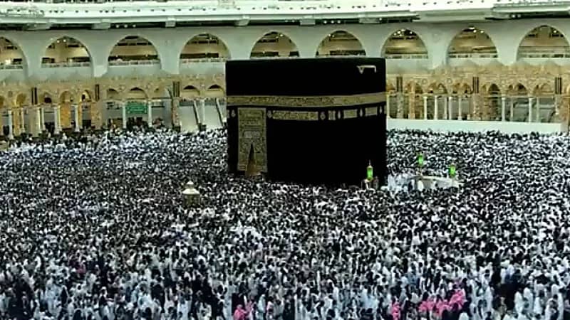 بالفيديو.. أعداد مليونية يشهدها الحرم المكي وسط أجواء باردة