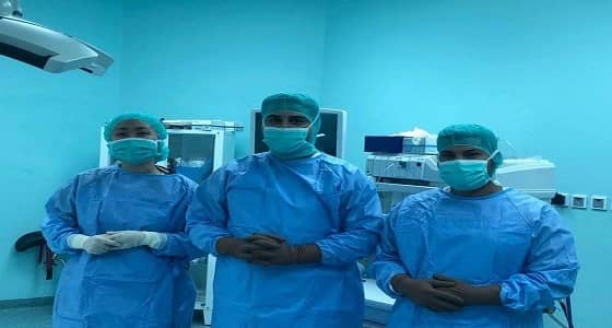 فريق طبي بمستشفى رويضة العرض يعيد الحركة لِيَد طفلة