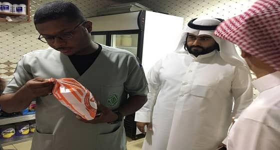 شاهد.. بلدية الأفلاج ترصد مخالفات بمطاعم وبوفيهات في جولة تفتيشية مفاجئة