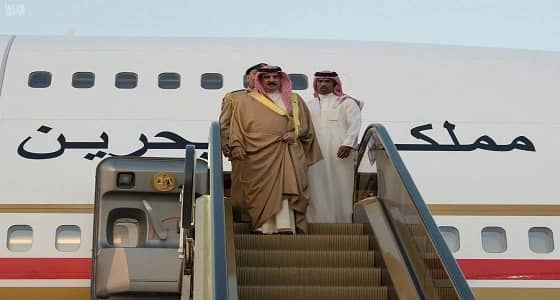 ملك البحرين يصل إلى الرياض لتقديم واجب العزاء في وفاة الأمير منصور بن مقرن
