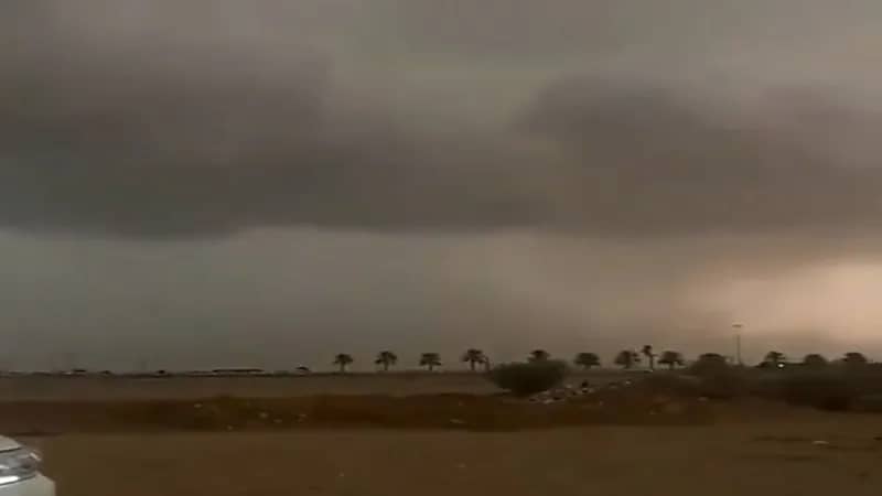 بالفيديو.. مشهد لسحابة سوبرسل غرب الخرمة