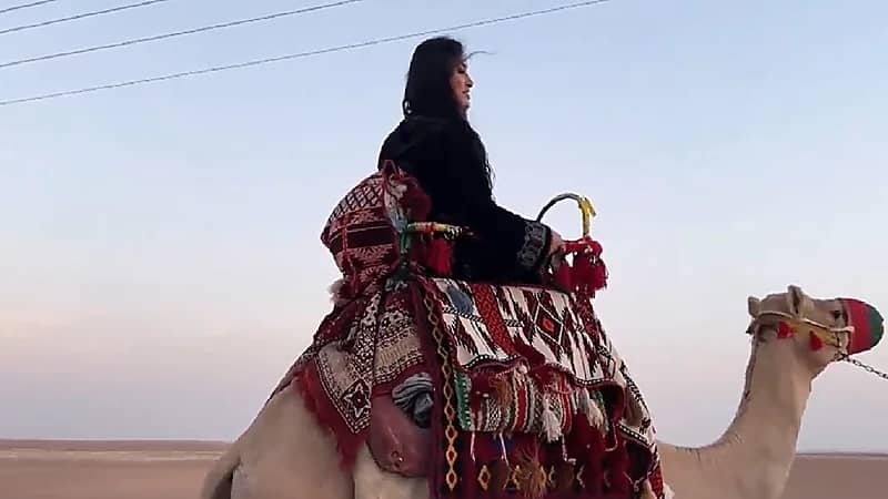 بالفيديو .. رحالة سعودية تنطلق من الصياهد إلى جدة على ظهر ناقتها