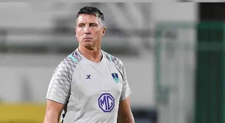 مدرب الأهلي يهدد بالرحيل بسبب اللاعبين الأجانب 