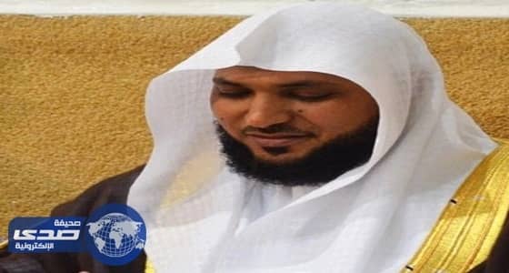 أمام وخطيب المسجد الحرام يوزع الهدايا على الحجاج في الحرم المكي