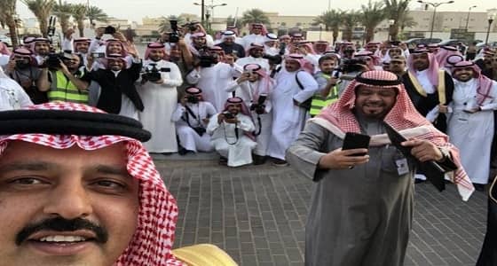 أمير حائل يلتقط " سيلفي " مع الإعلاميين بافتتاح مستشفى " الملك سلمان "