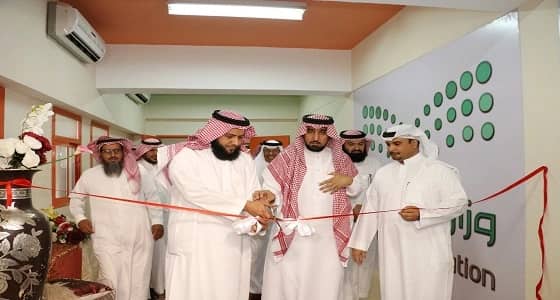 بالصور.. مدير تعليم بيشة يفتتح مركز رعاية الموهوبين