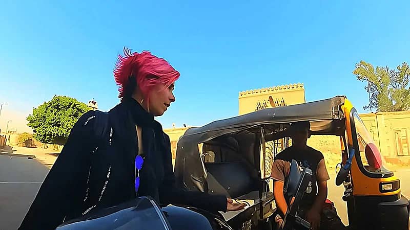 القبض على سائق توكتوك تحرش بسائحة أجنبية..فيديو