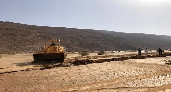 بلدية تمير تقف على تشققات أرضية تمتد لـ200 متر