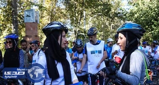بالصور.. مسيرة بالدراجات الهوائية تقود فتيات في طهران للسجن