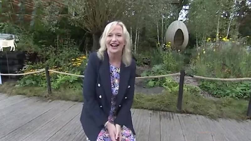 بالفيديو.. مراسلة تليفزيونية تتعرض لموقف محرج على الهواء