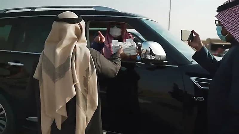 شاهد.. رد فعل مثير من أمير الحدود الشمالية تجاه مواطن قدم له " البقل "