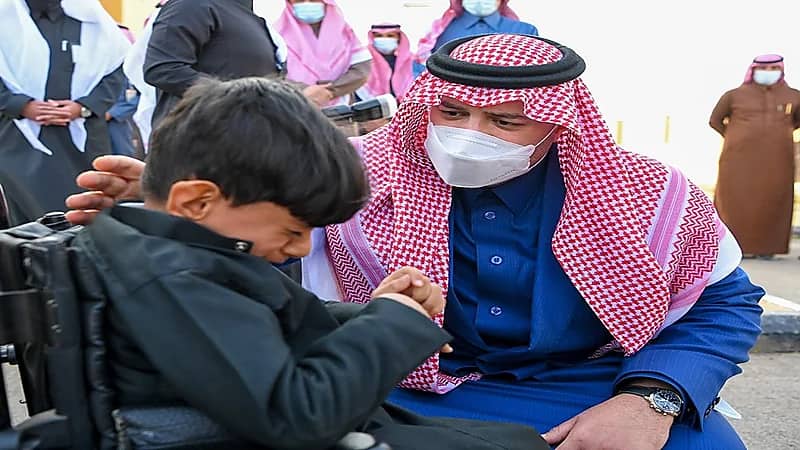 بالفيديو.. ردة فعل أمير الشمالية فور رؤيته طفل يعاني ضمورا في المخ يبكي