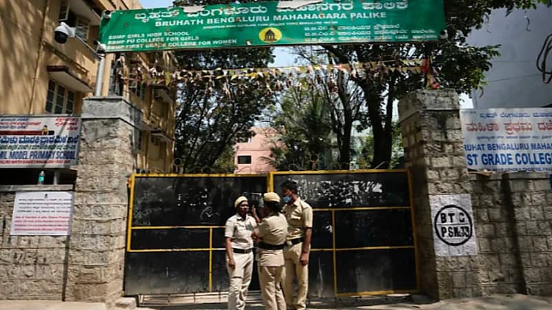 فتاة تتعرض للاغتصاب من قِبل رئيس شرطة