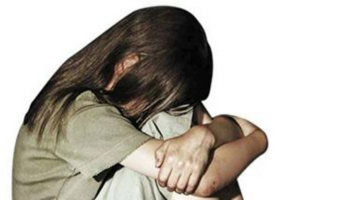 سائق يعتدي جنسيا على ابنة شقيقه والجنين يكشفه