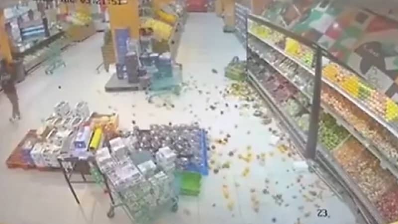 متسوقون يفرون من متجر لحظة اصطدام شاحنة بواجهته .. فيديو