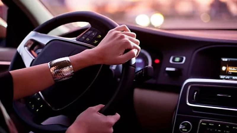 فيديو..فتاة كويتية تفحط بالطريق العام والشرطة تتدخل