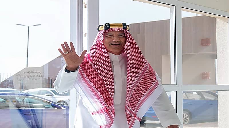 مدرب التعاون بالزي الوطني في يوم التأسيس