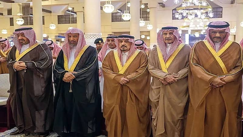 أمير الرياض يؤدي صلاة الميت على الأمير عبدالله بن مساعد آل عبدالرحمن آل سعود