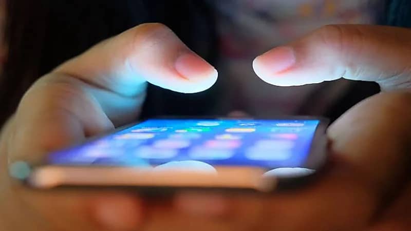 بالفيديو.. استشاري: لا يوجد إثبات علمي أن شاشات الأجهزة تُرسل أشعة ضارة بالعين