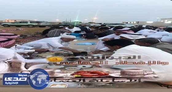 المعلق عيسى الحربين يشارك أهالي الاسامله الافطار الجماعي