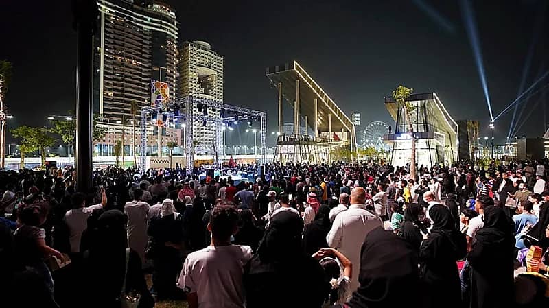 صور..إقبال كبير على جدة آرت بروميناد