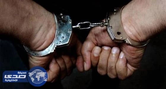 الإطاحة بمقيم عربي يزور العملات في جدة