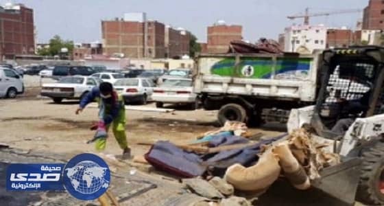 بلدية مكة تزيل المباسط العشوائية وتصادر المواد الغذائية