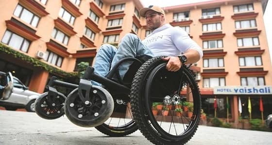 العزيمة تتجسد.. قعيد أسترالي يتسلق إيفرست سيراً على يديه