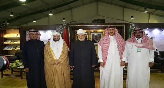 مفتى مصر الأسبق يشارك في حياكة كسوة الكعبة بجناح المملكة في معرض الكتاب