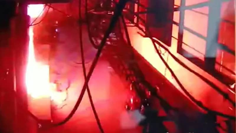 عائلة تنجو بأعجوبة من الموت بعد إشعال ملثمين الحريق في منزلهم