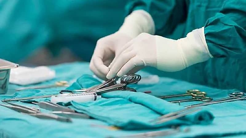بالفيديو.. نجاح أول عملية تجرى بتقنية حديثة لاستئصال أورام غشائية في نجران