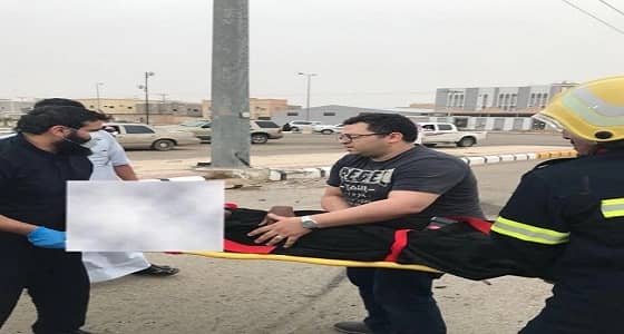 بالصور.. موقف إنساني لطبيب شاهد حادث فأوقف سيارته لإسعاف المصابين