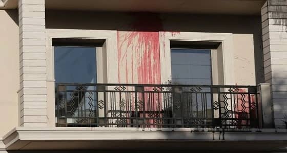 بالفيديو.. مجموعة فوضوية تهاجم سفارة المملكة في أثينا