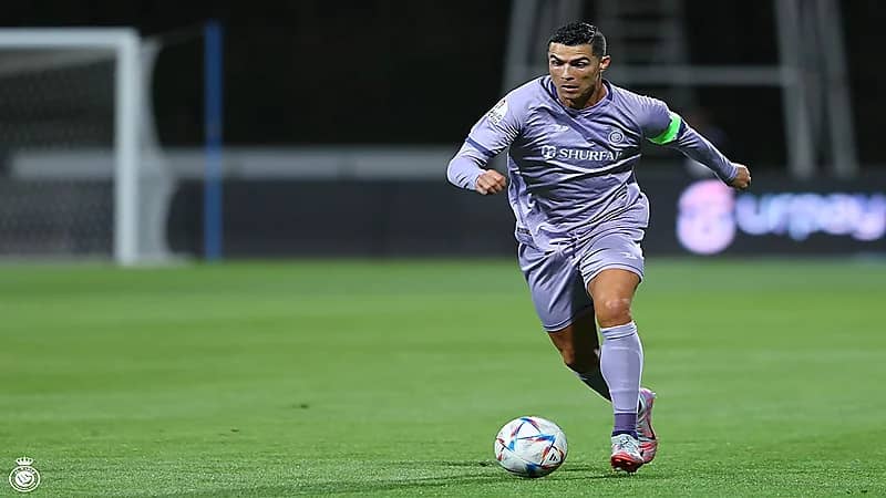 أغويرو ينتقد رونالدو: "يسجل بالحظ"