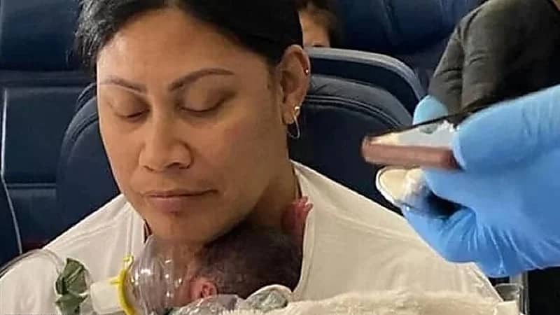 سيدة تلد على متن طائرة دون أن تعرف بحملها