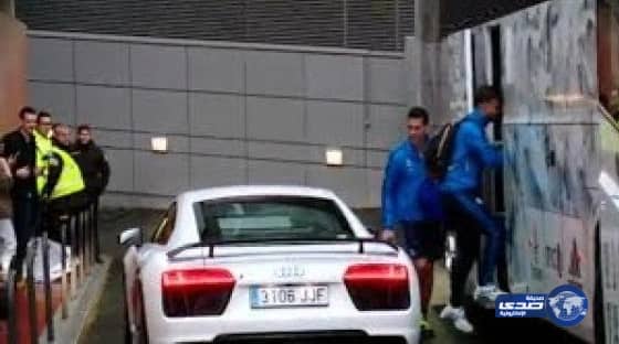 مظلي أردني يحمل علم السعودية خلال الاستعراض العسكري بمناسبة زيارة خادم الحرمين