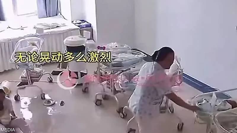 شجاعة ممرضتين في إنقاذ أطفال حديثي الولادة من خطر زلزال عنيف .. فيديو