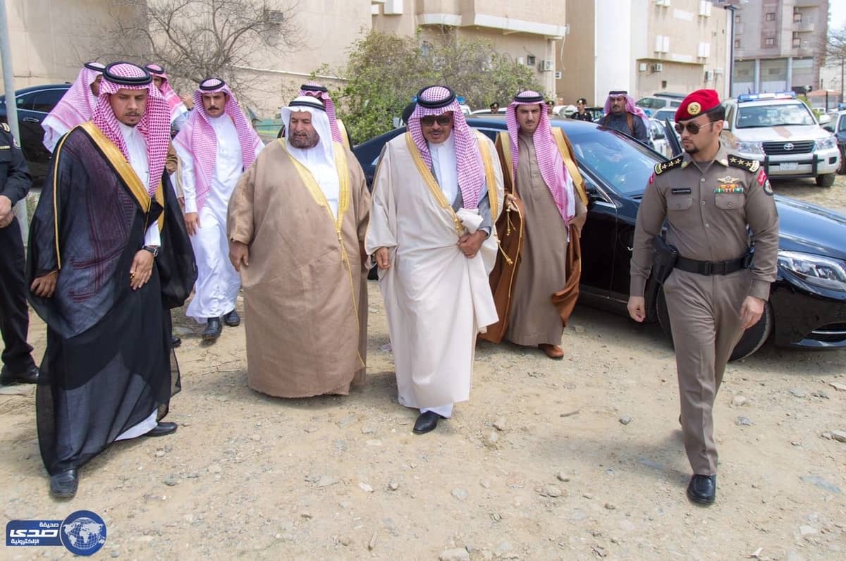 بالصور.. أمير الباحة يعزي آل مهدي في فقيدهم