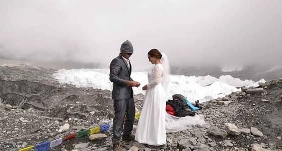 زوجان يتسلقان أعلى قمة في العالم لجعل زفافهما أسطوري