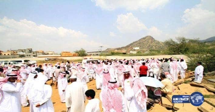 رئيس مركز القحمة ينقل تعازي القيادة لأسرة الشهيد عسيري